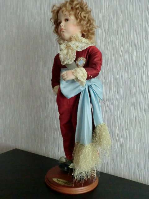 Маленький Дофин, фарфоровая кукла (фото 3)