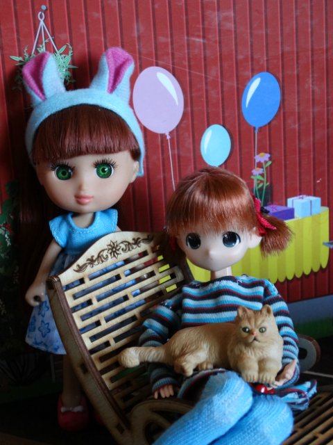 Хорошо, когда у мамы столько кукол и домик для них