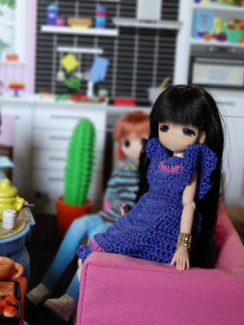 Хорошо, когда у мамы столько кукол и домик для них (фото 8)