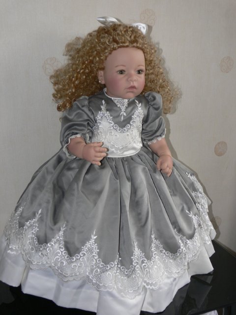 Необыкновенно красивая девушка Harvest Ball, Lee Middleton