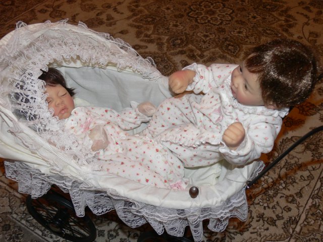 Чудо малыши в детской колясочке.. Artista Charisma Doll