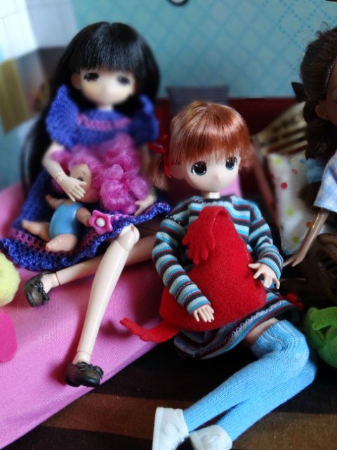 Хорошо, когда у мамы столько кукол и домик для них