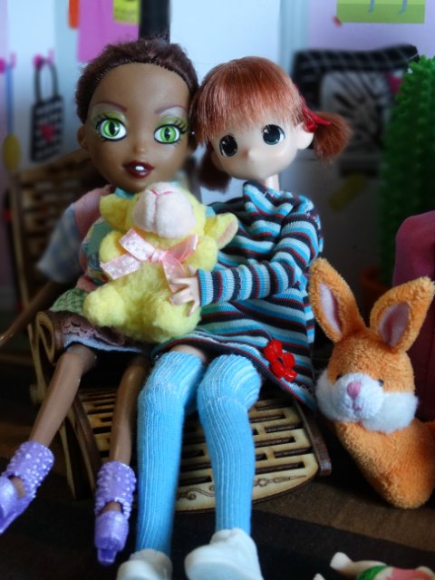 Хорошо, когда у мамы столько кукол и домик для них