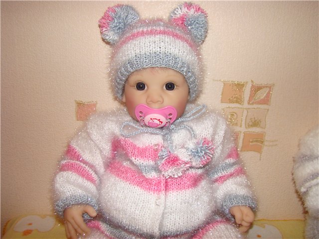 Тепло и уютно-вязанные костюмы для куклят (фото 4)