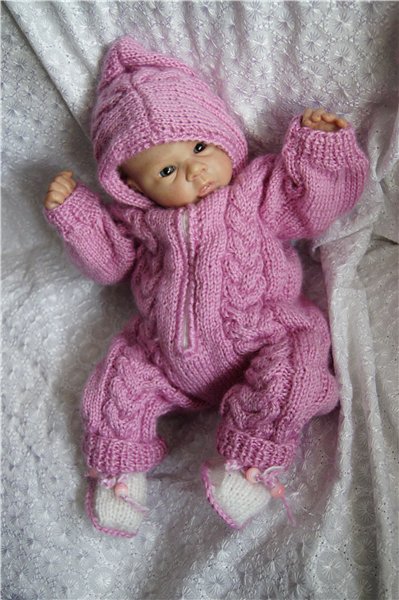 Вязаные вещи для новорожденных. Вяжем реборн. Реборн катарина. Вязаный костюмчик на новорожденную девочку. Вязаная одежда для куклы реборн.