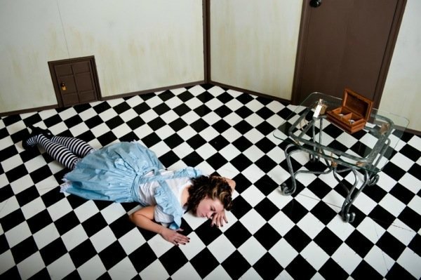 Глубока ли кроличья нора или Хэллоуин в Зазеркалье