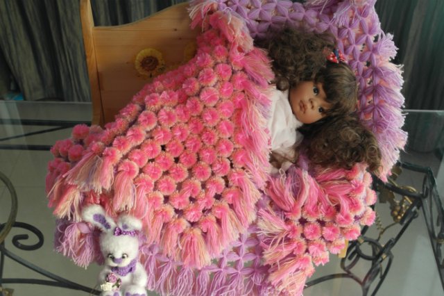 МК Плед из Помпонов — Как сделать аксессуары для кукол: сумки (фото 8)