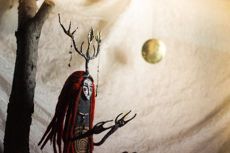 Ведающий шаман - Авторская кукла валянная из шерсти (фото 2)