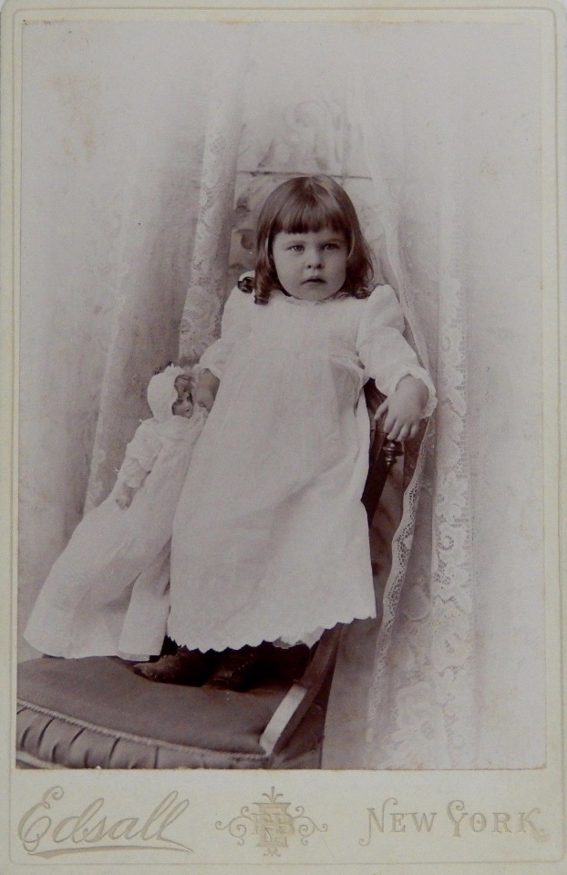 Cтаринные фотографии девочек с куклами