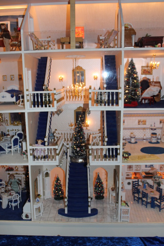 Все на выставку! Кукольные домики и миниатюра