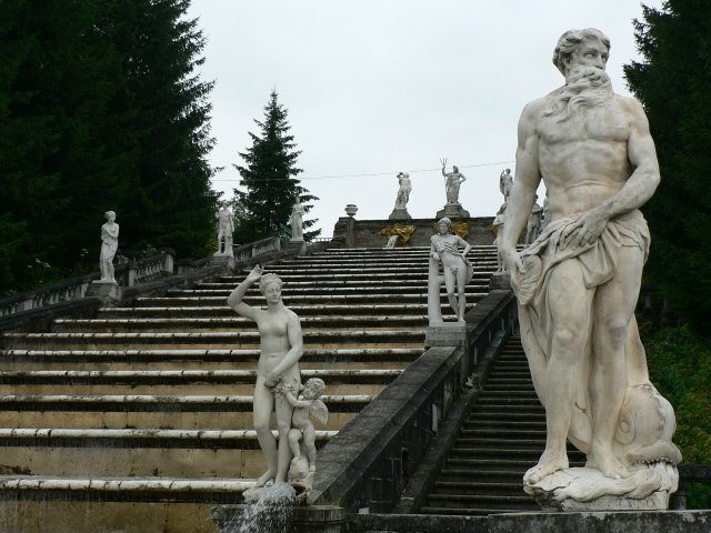 Тучи брызг моря.... Петергоф