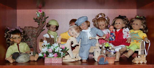 Куклы на полочке — Характерные испанские куклы: пупсы с мимикой