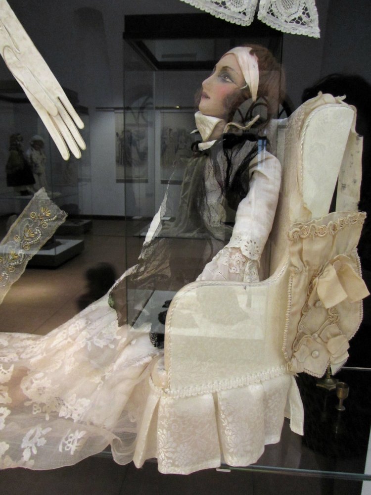 «Мода по-взрослому. Истории из кукольного гардероба» - выставка в Музее-заповеднике «Царицыно» - продолжение - 6-ой зал.
