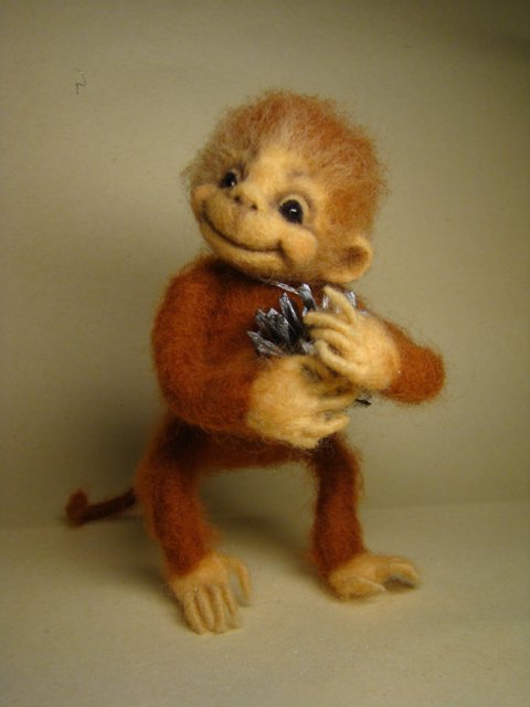 Предновогодняя мартышка. Авторская игрушка валянием из шерсти Ольги Чернухо (фото 5)