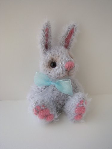 Серенький заинька. Игрушка вязанная спицами Ольги Чернухо