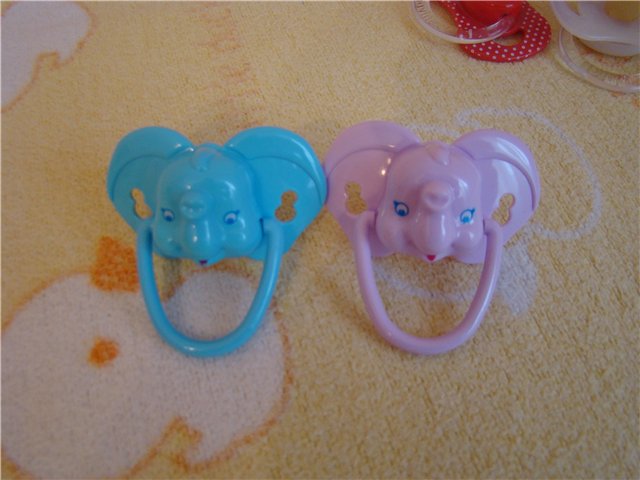 Соски-пустышки и малышки, которые их сосут (фото 8)