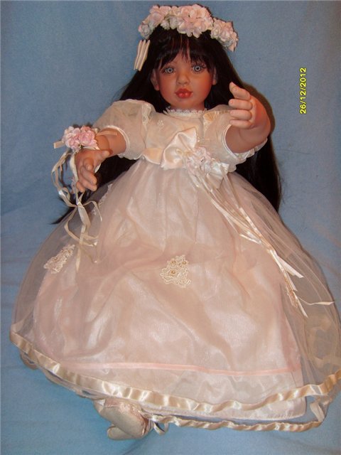 Олицетворение чистоты и невинности. Коллекционная кукла от Fayzah Spanos "Руководящие руки" (фото 5)