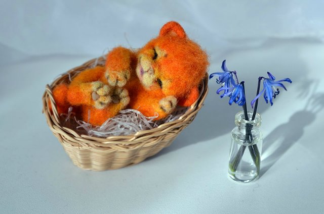 Котенок Витаминчик, авторская игрушка валянием из шерсти (фото 4)