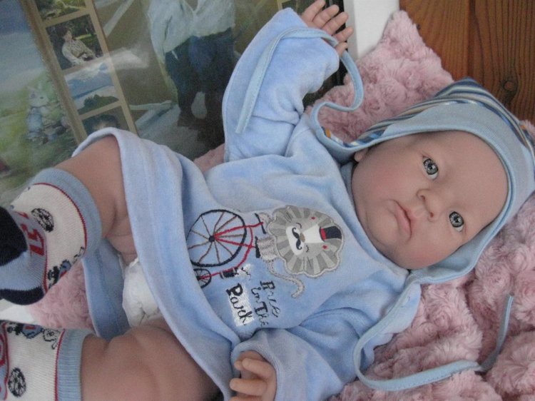 Маленькая Евочка любит наряжаться