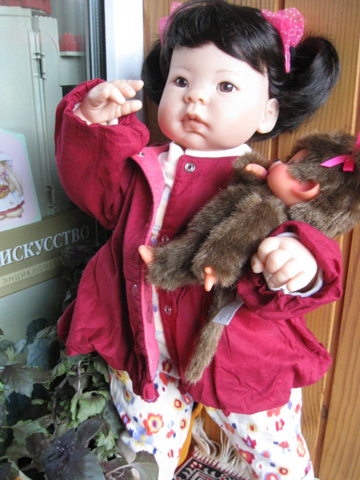 Азиаточка Миддлетончик и её любимые игрушки