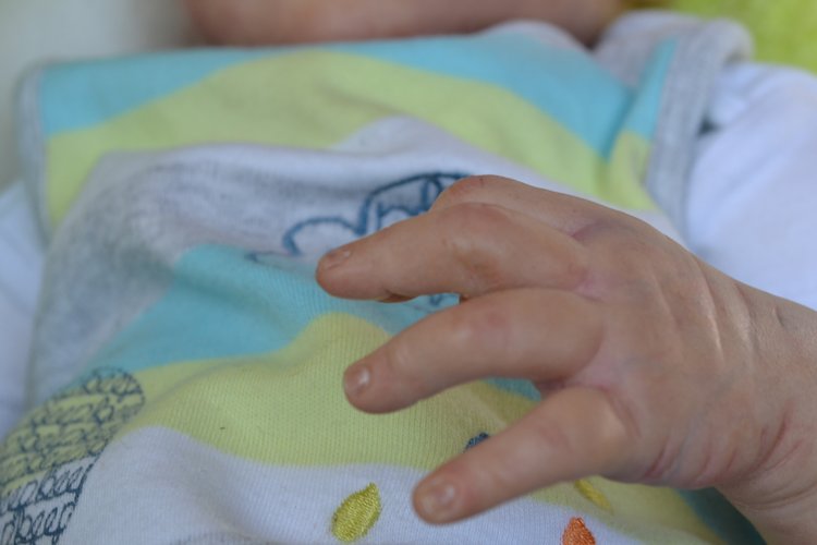 Малыш Moira с больным пальчиком