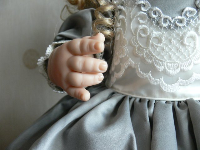 Необыкновенно красивая девушка Harvest Ball, Lee Middleton