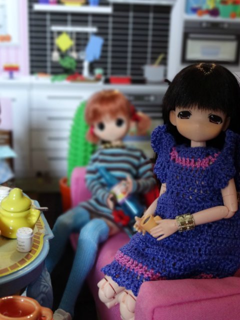 Хорошо, когда у мамы столько кукол и домик для них