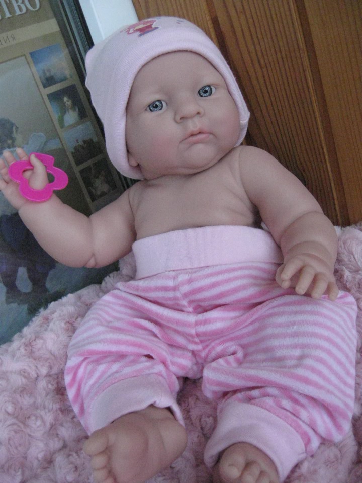 Маленькая Евочка любит наряжаться