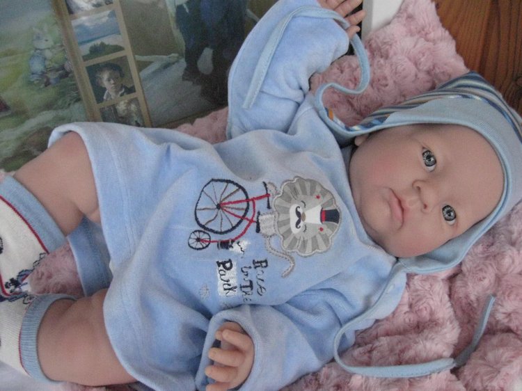 Маленькая Евочка любит наряжаться