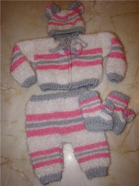 Тепло и уютно-вязанные костюмы для куклят