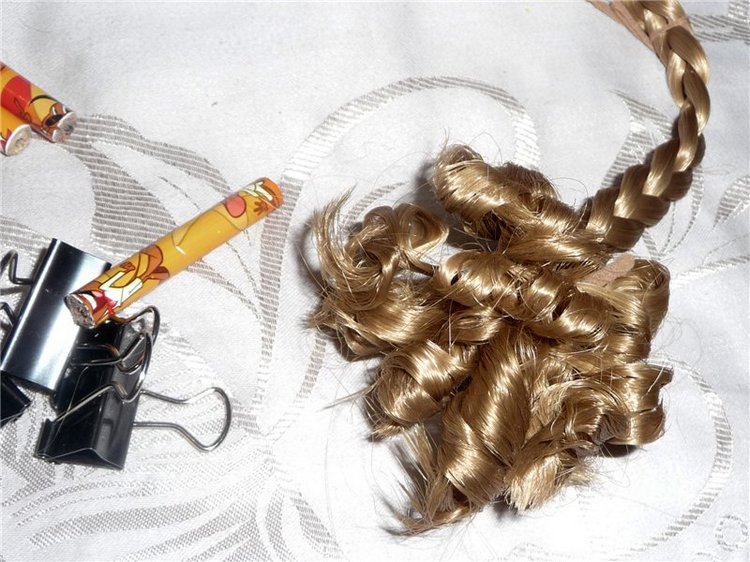 Украшаем прически куклы. Ободок-косичка в новой роли (фото 3)