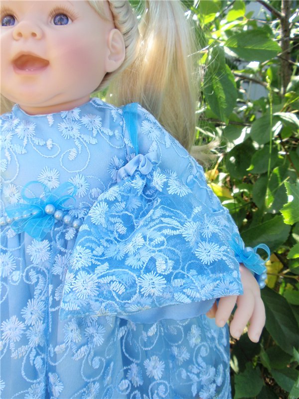 Растет в поле ягодка-малинка, а у нас живет Полинка))) Переодеваемся снова)))