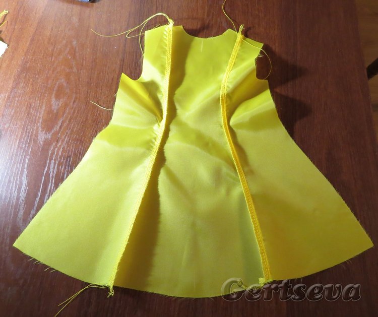 Мастер класс по пошиву плащика для куклы, выкройка (фото 8)