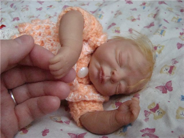 Гости дорогие - шшш.. у нас сладко спит малыш. Кукла из пластики своими руками (фото 4)