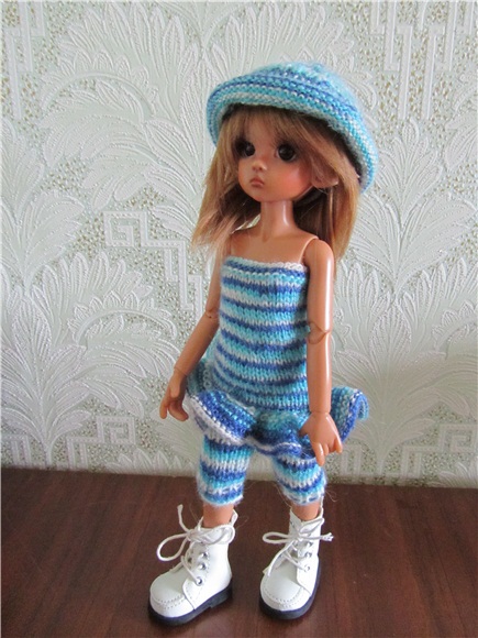 Маленькая девочка ищет своё солнышко