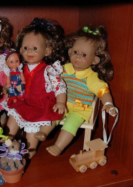 Куклы на полочке — Характерные испанские куклы: пупсы с мимикой