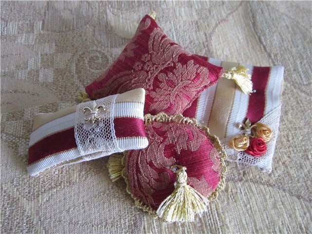 Комплект интерьерных подушек 1:6 и декорирование кукольного кресла (фото 4)