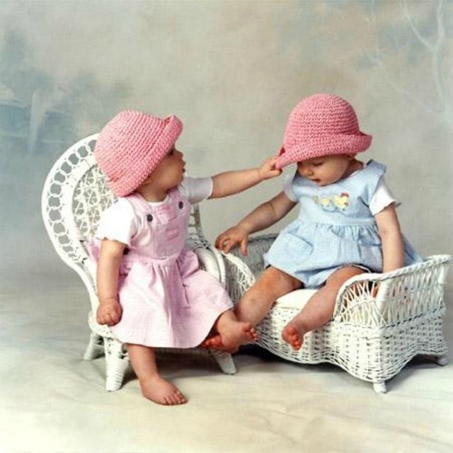 "Но как же вы могли так раздвоиться? Две половинки яблока различней." Близнецы от Кристин Оранж