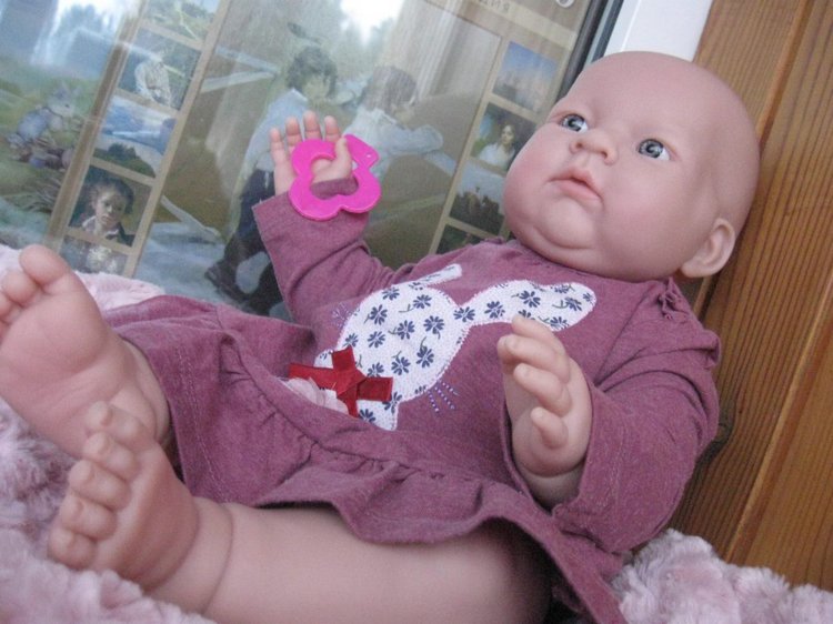 Маленькая Евочка любит наряжаться