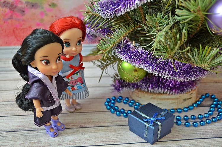 Малышки дисней аниматорс получают подарки на Новый год