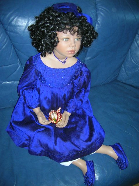 Очень синий топик или Королевский сапфир. Коллекционная фарфоровая кукла Наоми (Naomi) от Кристин Оранж