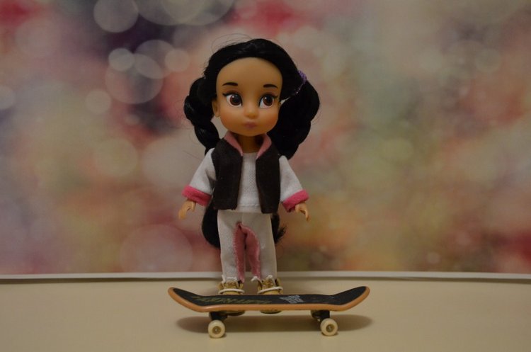 Мини дисней аниматорс Жасмин - покатушки на скейте