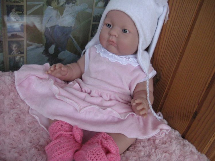 Маленькая Евочка любит наряжаться