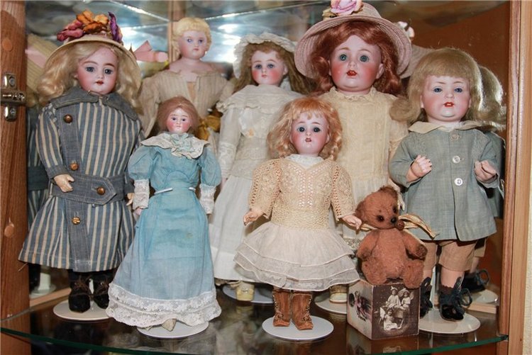 "Meine Tochter ist 6" Антикварный гардероб для карманной куколки