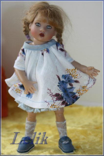 Наш диванчик, или одёжка из платков. Куколки от Helen Kish