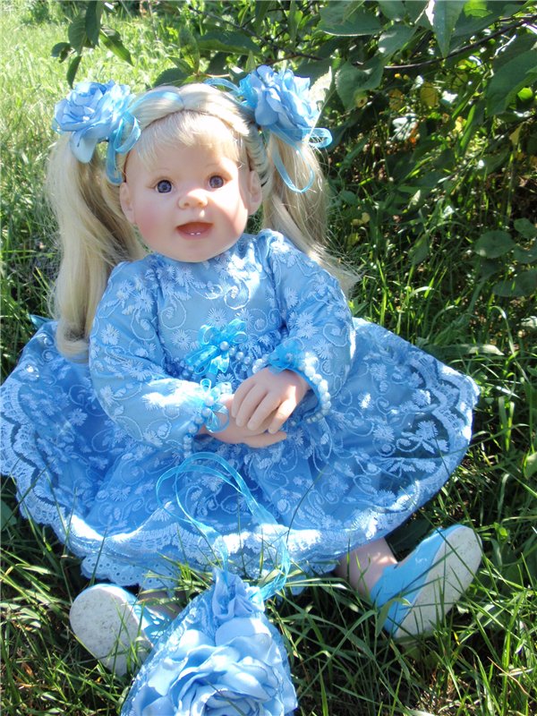 Растет в поле ягодка-малинка, а у нас живет Полинка))) Переодеваемся снова)))