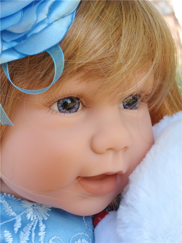 Чудеса с переодеванием продолжаются, моя Люсенька в голубом