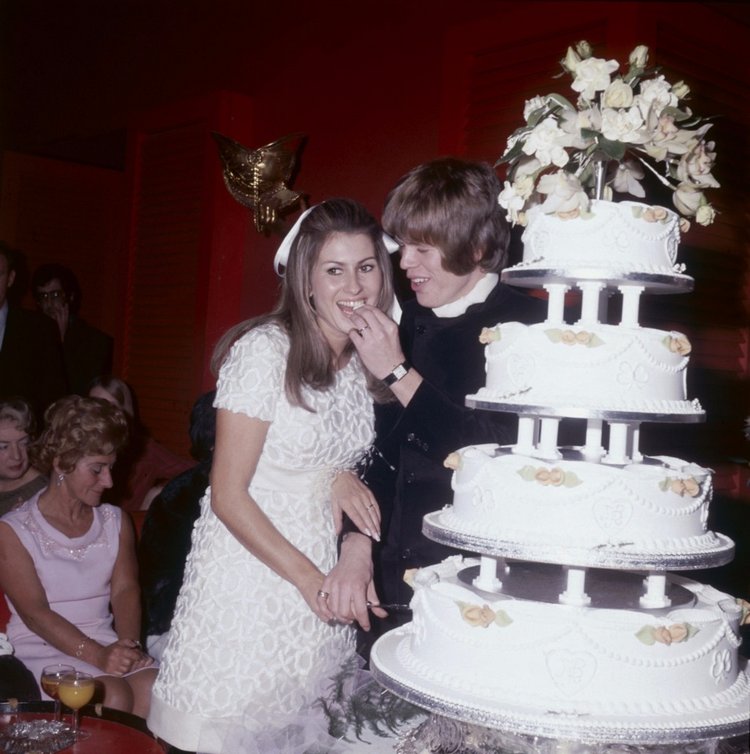 Как менялась мода на свадебные платья