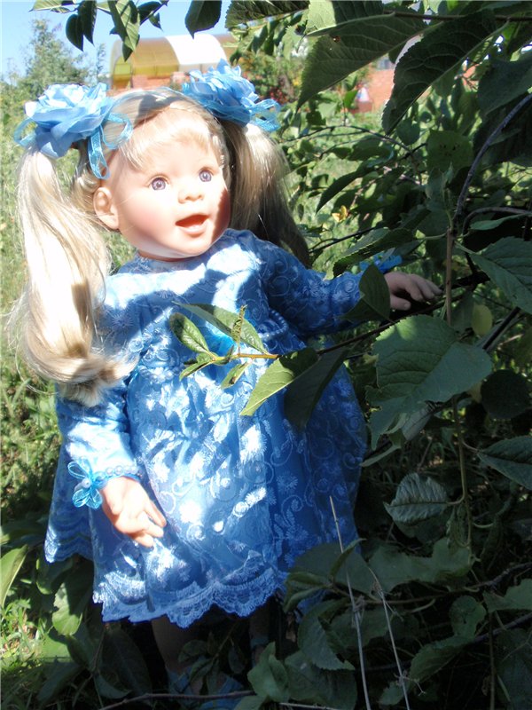 Растет в поле ягодка-малинка, а у нас живет Полинка))) Переодеваемся снова)))