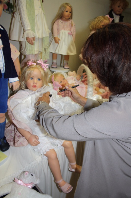 Августовская встреча в клубе коллекционеров с фрау Hildegard Gunzel. Часть 4. О планах на следующий год и подписи кукол